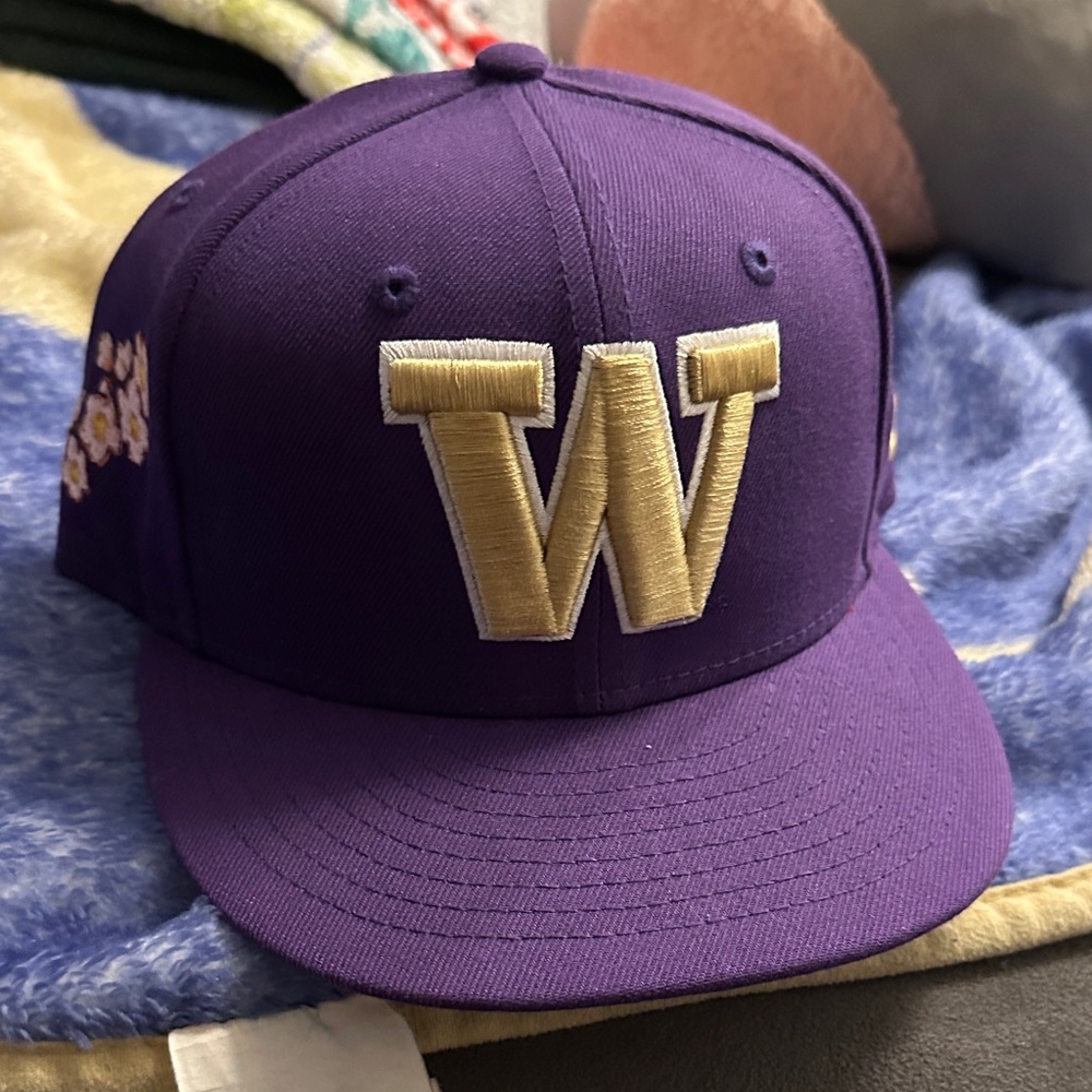 Purple Baseball Cap with Gold Lettering Washington Huskies fitted size 7 1/8 NE